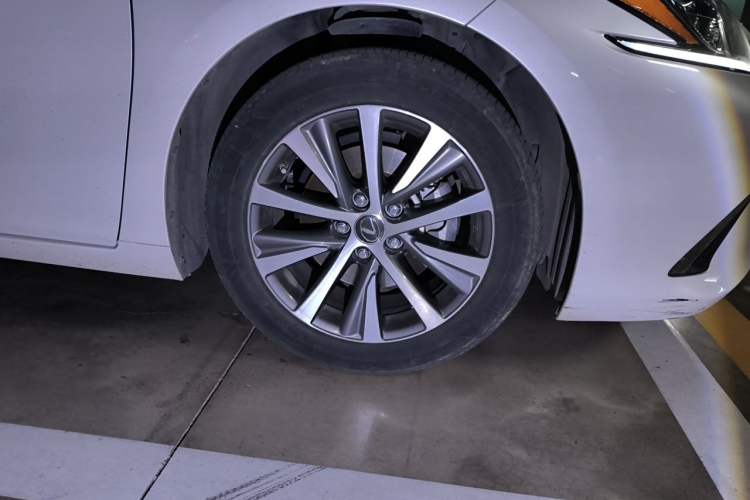 Used Lexus ES  Right Front Wheel Hub
