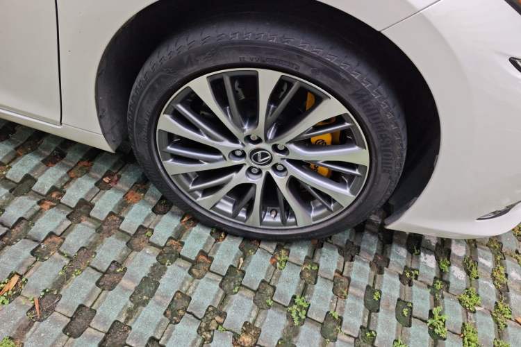 Used Lexus ES 2020 300h Deluxe Edition Right Front Wheel Hub