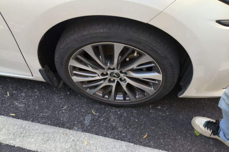 Used Lexus ES 2020 300h Premium Edition Right Front Wheel Hub