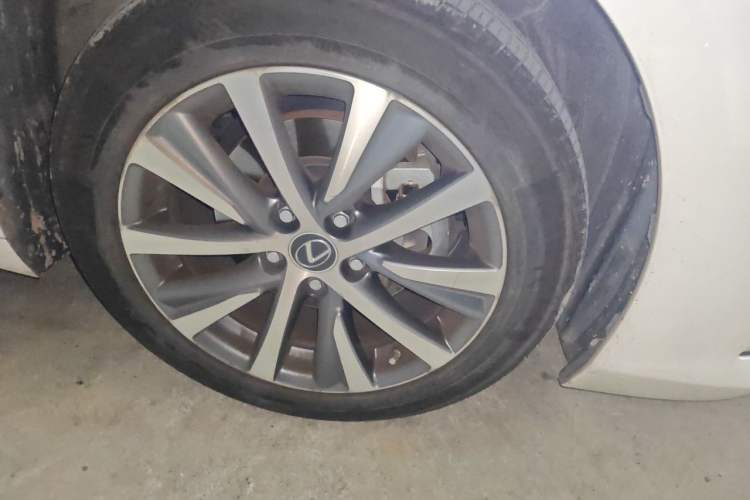 Used Lexus ES 2020 200 Excellence Edition Right Front Wheel Hub