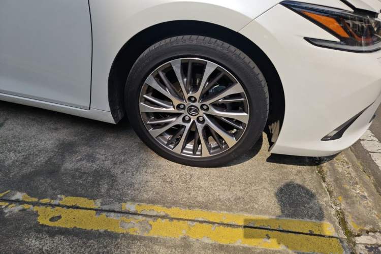 Used Lexus ES 2020 300h Deluxe Edition Right Front Wheel Hub