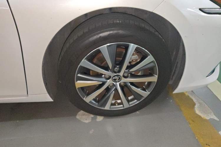 Used Lexus ES 2020 200 Luxury Edition Right Front Wheel Hub