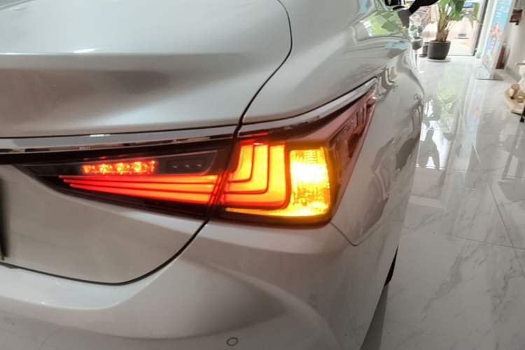 Used Lexus ES 2020 200 Excellence Edition Right Rear Taillight