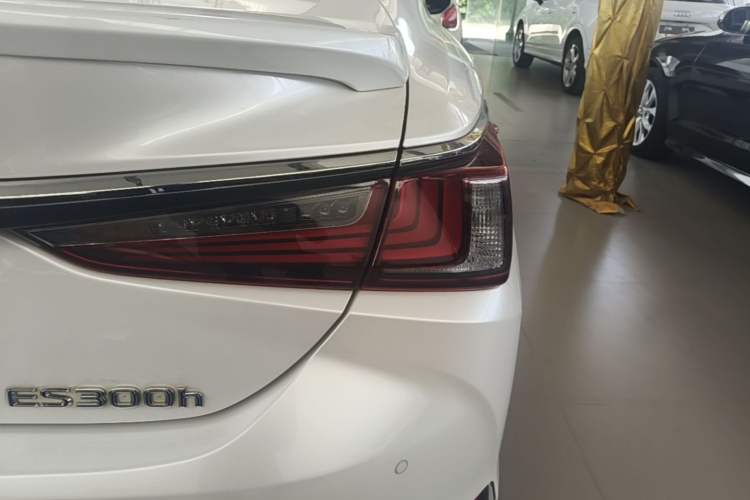 Used Lexus ES 2020 300h Premier Edition Right Rear Taillight