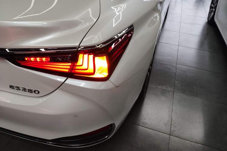 Used Lexus ES 2020 200 Excellence Edition Right Rear Taillight