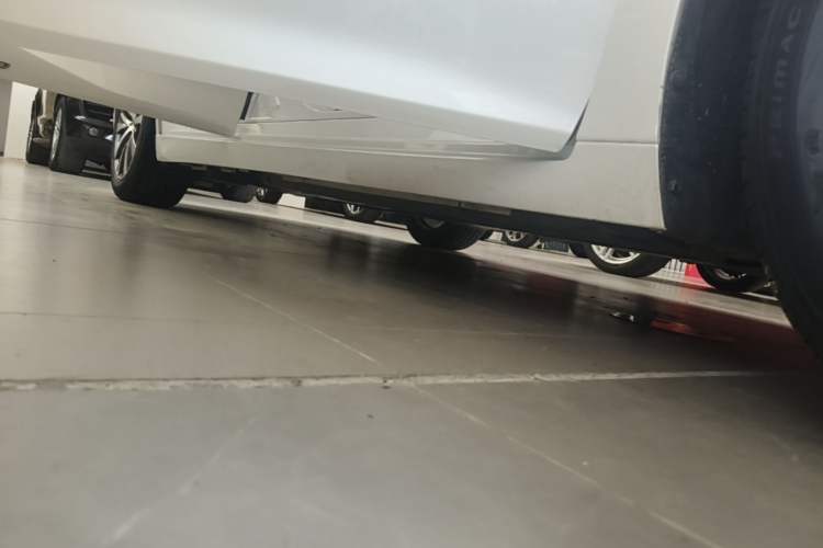 Used Lexus ES 2020 300h Premier Edition Right Side Sill