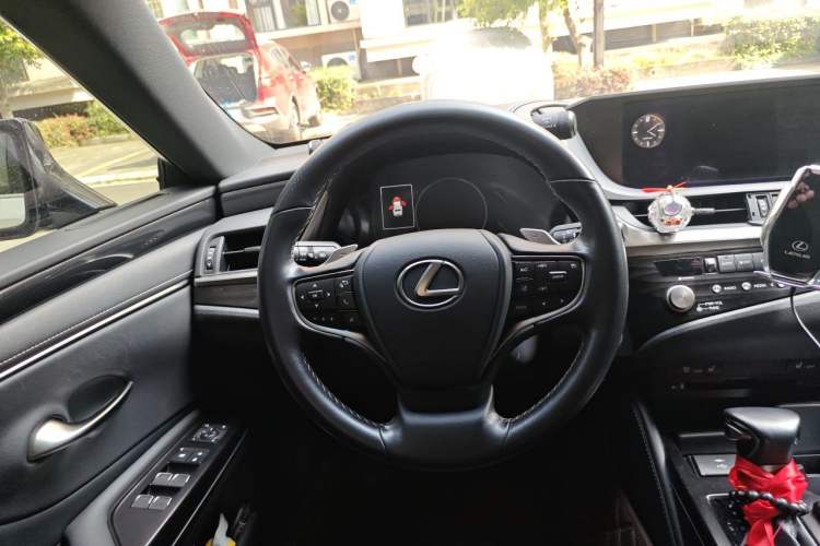 Used Lexus ES 2020 300h Deluxe Edition Steering Wheel