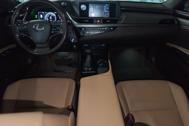 Used Lexus ES 2020 300h Premier Edition Center Console