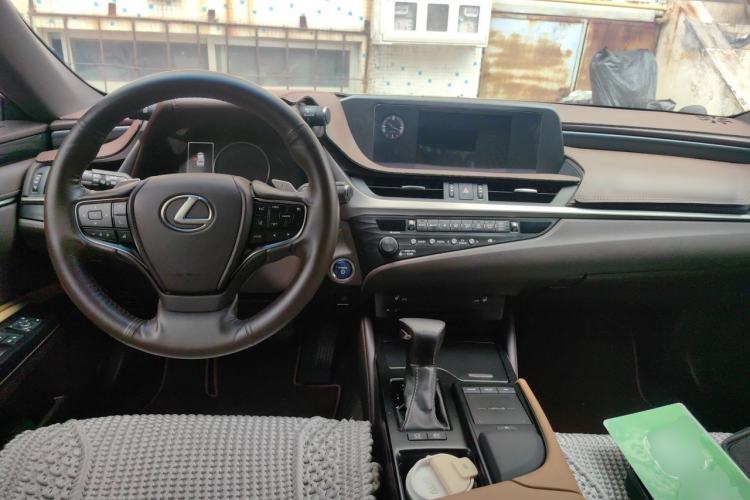 Used Lexus ES 2020 300h Premier Edition Center Console
