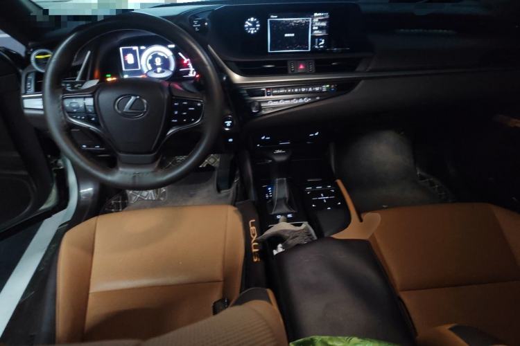 Used Lexus ES 2020 300h Premier Edition Center Console
