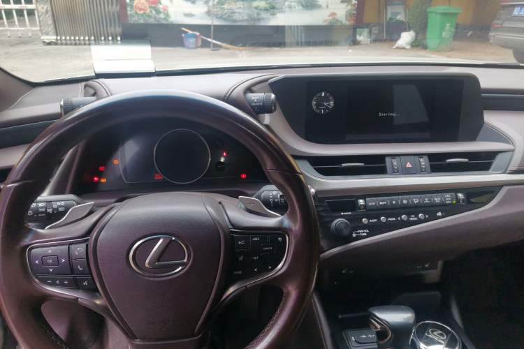 Used Lexus ES 2020 200 Excellence Edition Center Console
