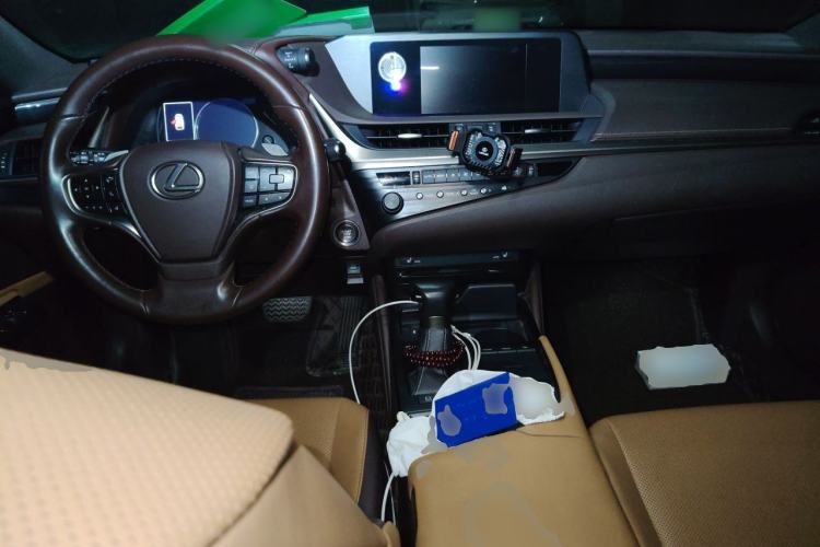 Used Lexus ES 2020 200 Excellence Edition Center Console