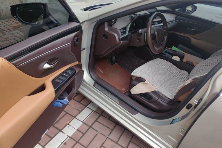 Used Lexus ES 2020 300h Premier Edition Driver Seat