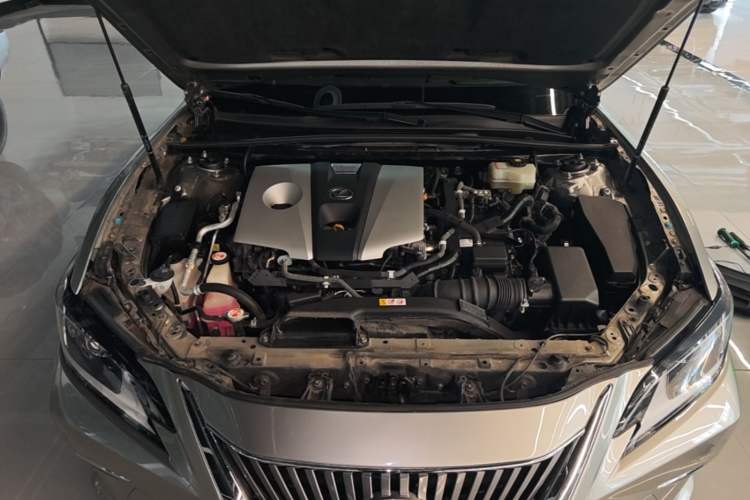 Used Lexus ES 2020 300h Premier Edition Engine Bay