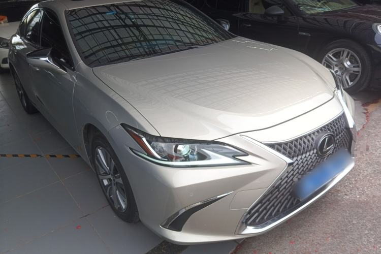 Used Lexus ES 2020 200 Excellence Edition Front Right 45 Deg