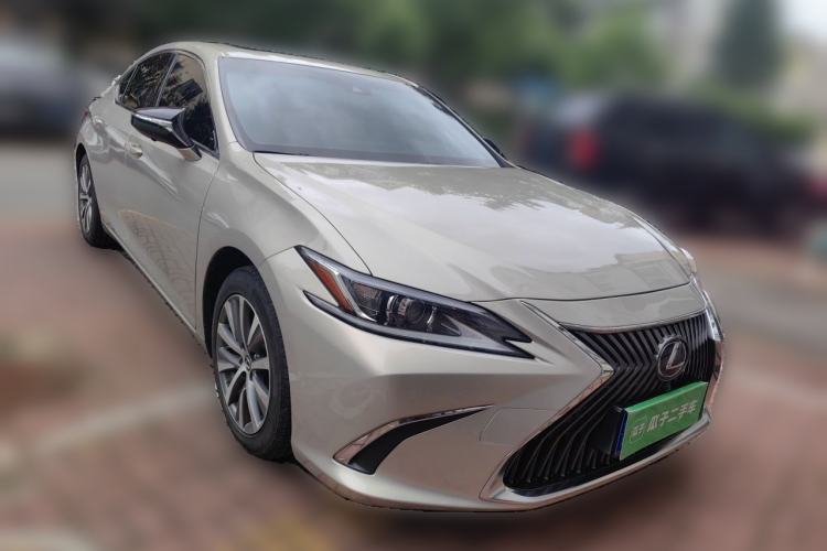 Used Lexus ES 2020 300h Premier Edition Front Right 45 Deg