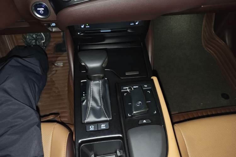 Used Lexus ES 2020 300h Premier Edition Gear Lever