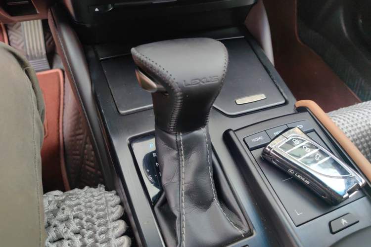 Used Lexus ES 2020 300h Premier Edition Gear Lever