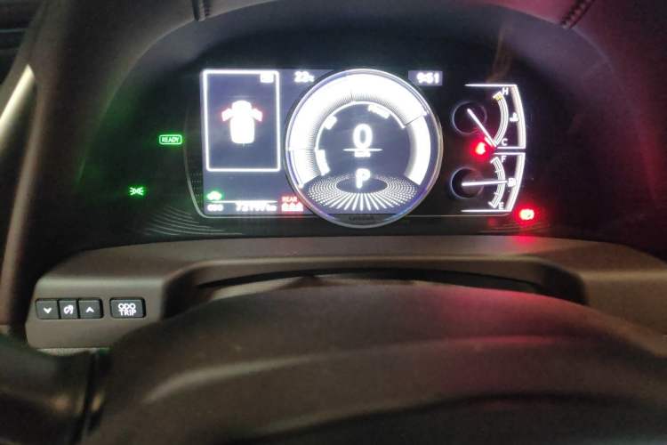 Used Lexus ES 2020 300h Premier Edition Odometer Close Up