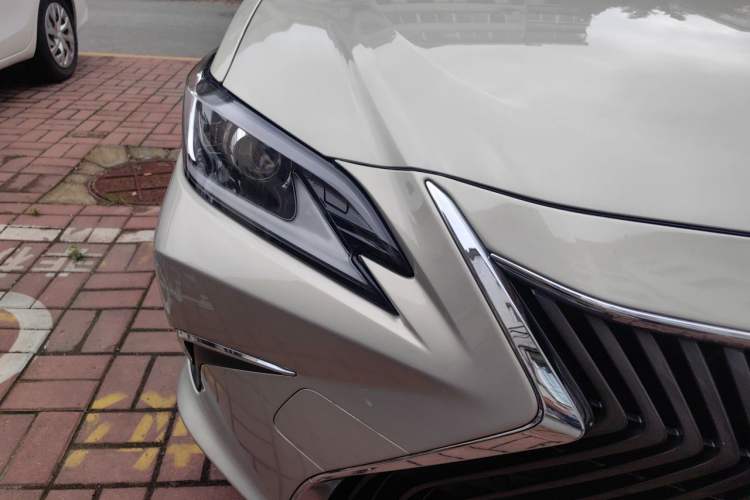 Used Lexus ES 2020 300h Premier Edition Right Front Headlight