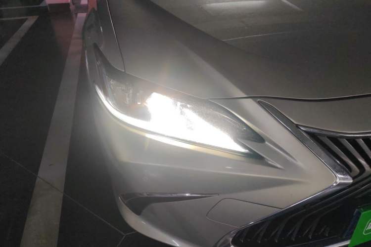 Used Lexus ES 2020 300h Premier Edition Right Front Headlight