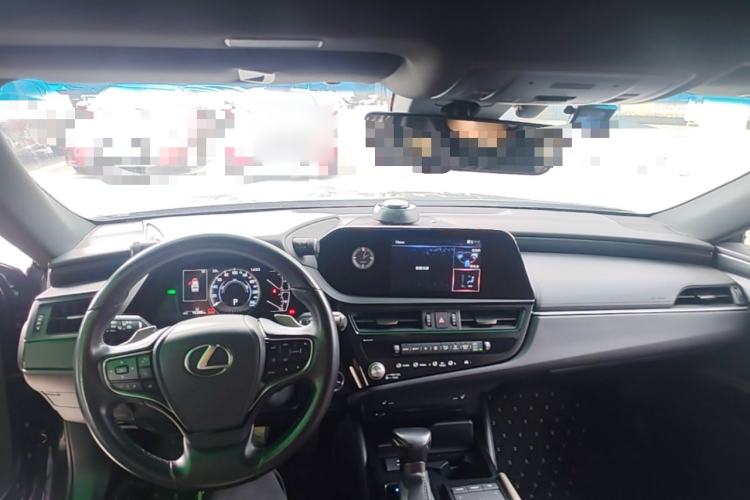 Used Lexus ES 2021 300h Excellence Edition Center Console