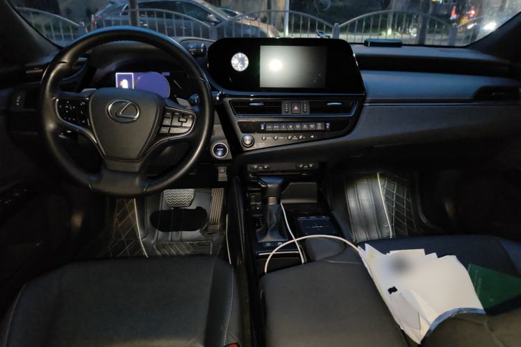 Used Lexus ES 2021 300h Deluxe Edition Center Console