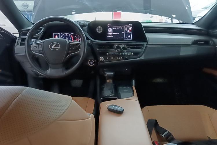 Used Lexus ES 2021 300h Excellence Edition Center Console