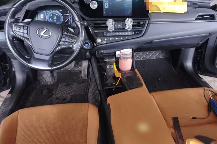 Used Lexus ES 2021 300h Excellence Edition Center Console