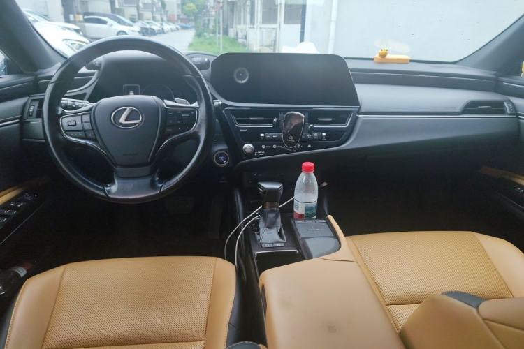 Used Lexus ES 2021 300h Excellence Edition Center Console
