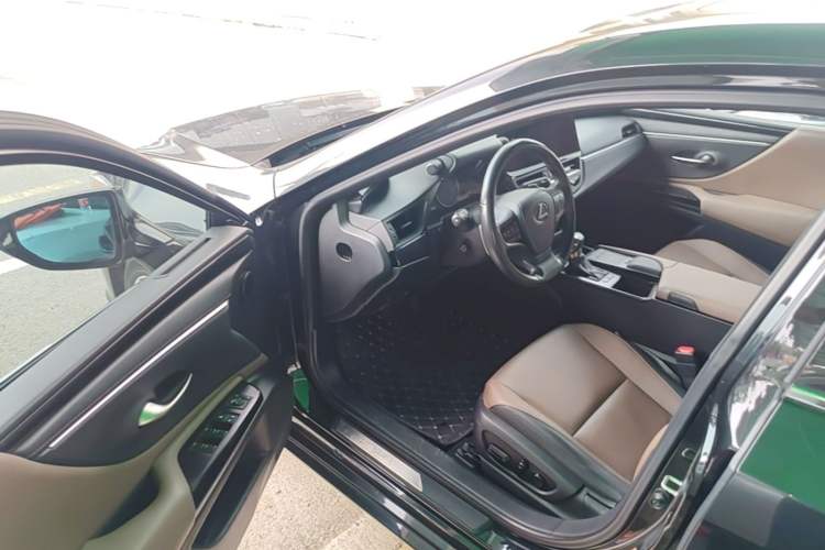 Used Lexus ES 2021 300h Excellence Edition Driver Seat