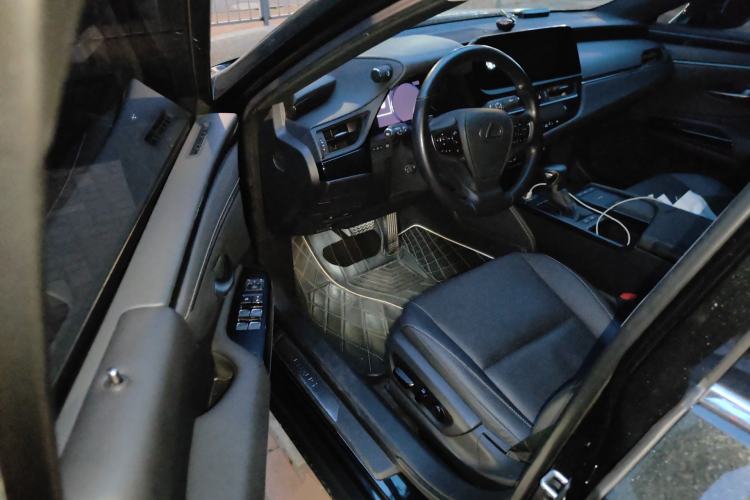 Used Lexus ES 2021 300h Deluxe Edition Driver Seat