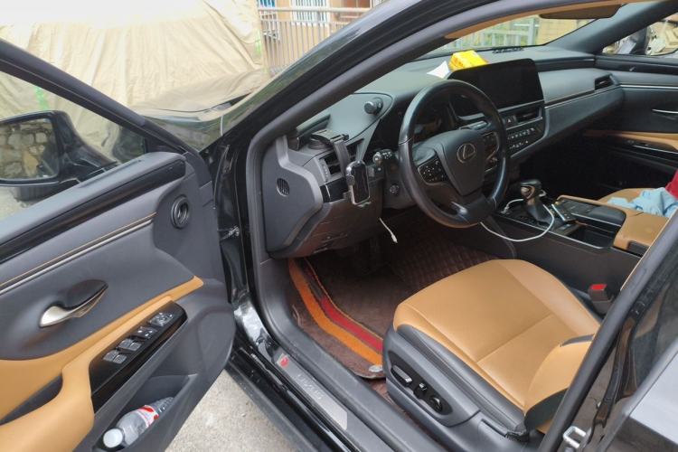 Used Lexus ES 2021 300h Excellence Edition Driver Seat