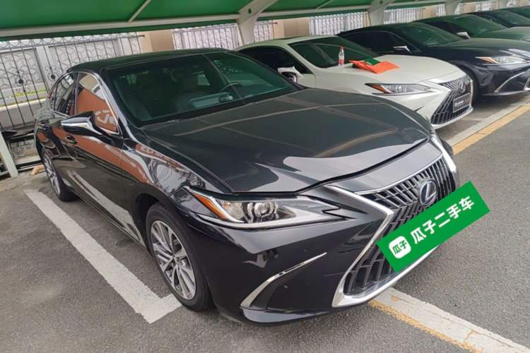 Used Lexus ES 2021 300h Excellence Edition Front Right 45 Deg