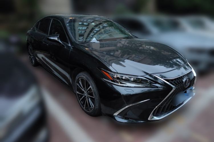 Used Lexus ES 2021 300h Deluxe Edition Front Right 45 Deg