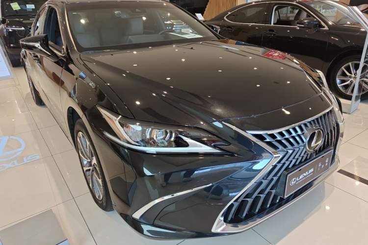 Used Lexus ES 2021 200 Excellence Edition Front Right 45 Deg