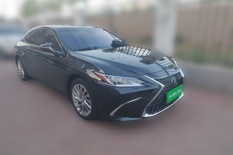 Used Lexus ES 2021 260 Excellence Edition Front Right 45 Deg