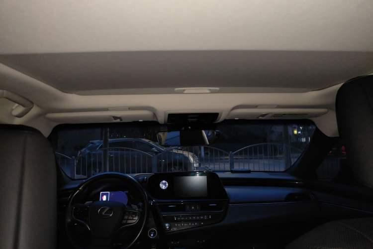 Used Lexus ES 2021 300h Deluxe Edition Headliner