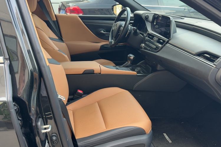 Used Lexus ES 2021 200 Excellence Edition Interior 4