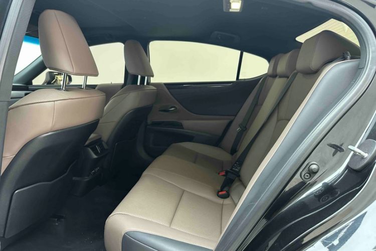 Used Lexus ES 2021 200 Excellence Edition Interior 4