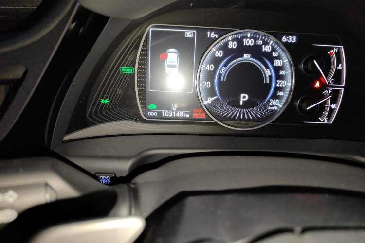 Used Lexus ES 2021 300h Deluxe Edition Odometer Close Up