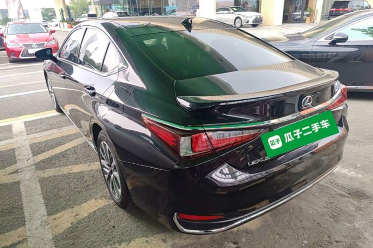 Used Lexus ES 2021 300h Excellence Edition Rear Left 45 Deg
