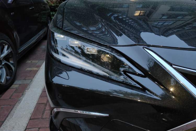Used Lexus ES 2021 300h Deluxe Edition Right Front Headlight