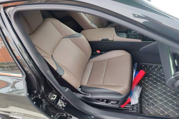 Used Lexus ES 2021 300h Excellence Edition Right Front Seat