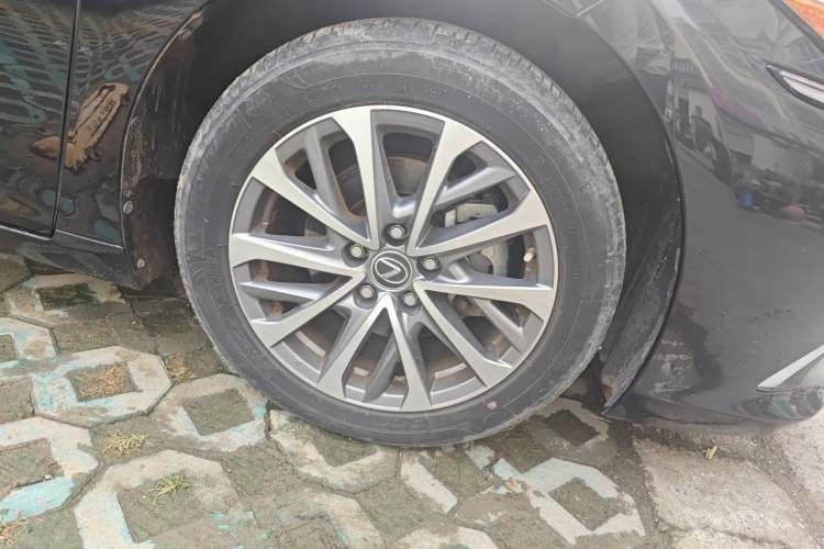 Used Lexus ES 2021 260 Excellence Edition Right Front Wheel Hub