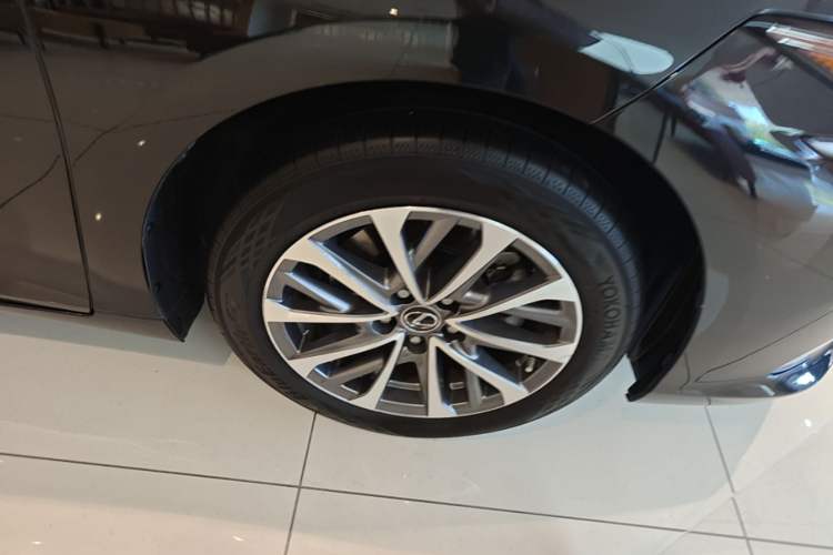 Used Lexus ES 2021 200 Excellence Edition Right Front Wheel Hub
