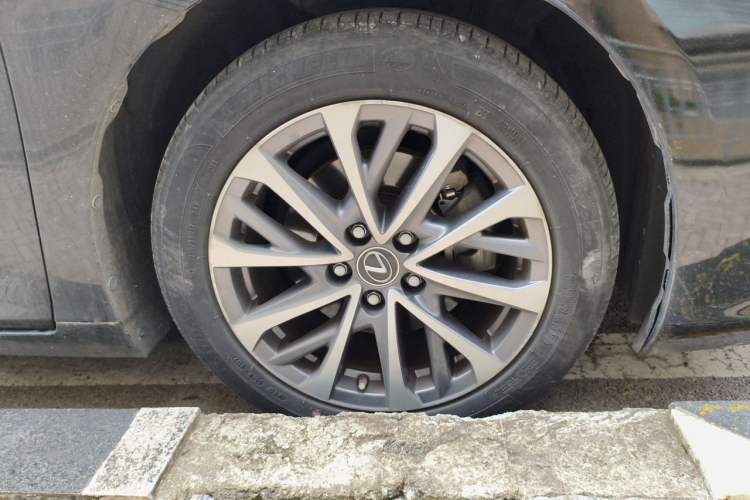 Used Lexus ES 2021 300h Excellence Edition Right Front Wheel Hub
