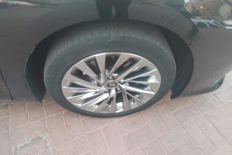 Used Lexus ES 2021 260 Excellence Edition Right Front Wheel Hub
