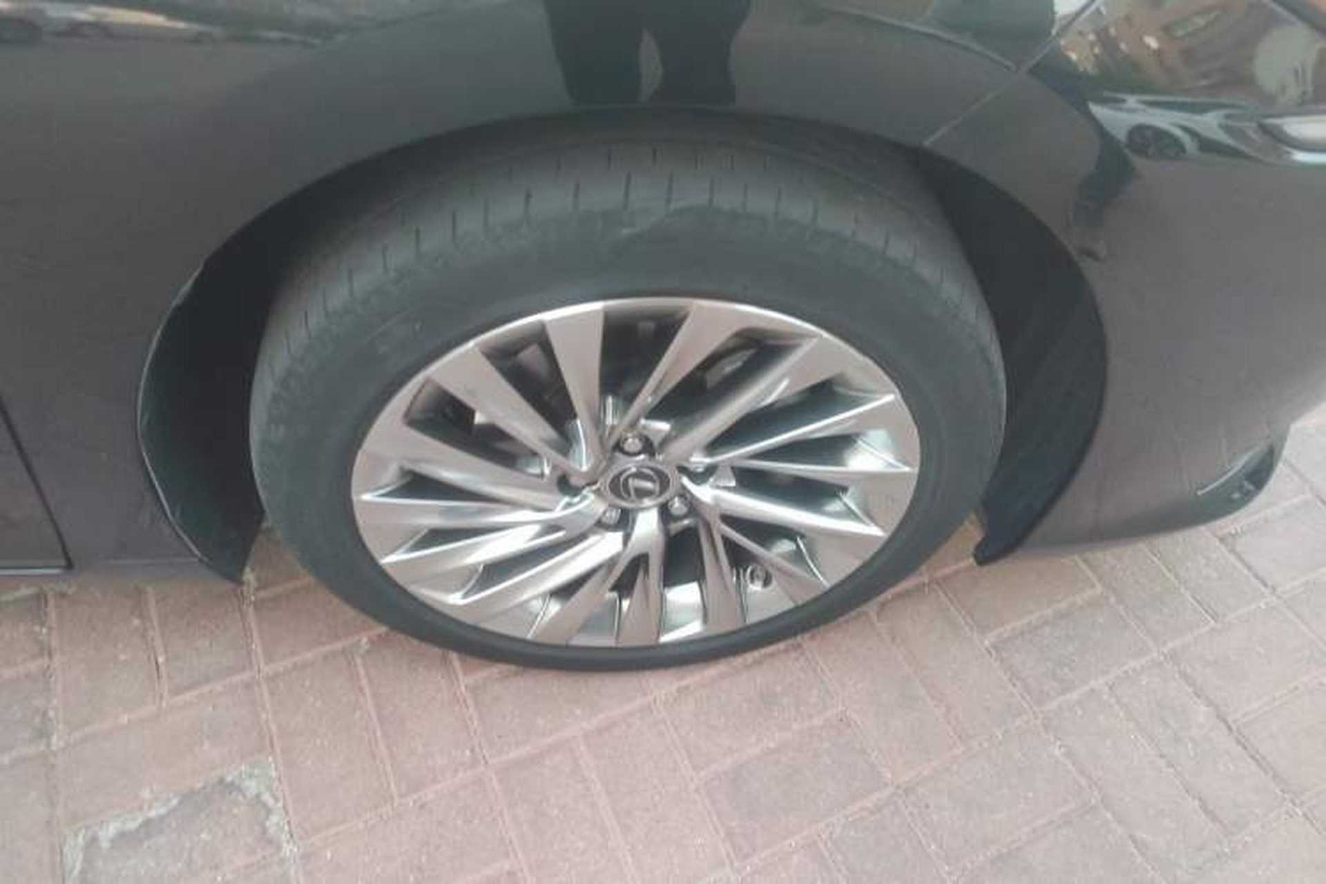 Used Lexus ES 2021 260 Excellence Edition Right Front Wheel Hub