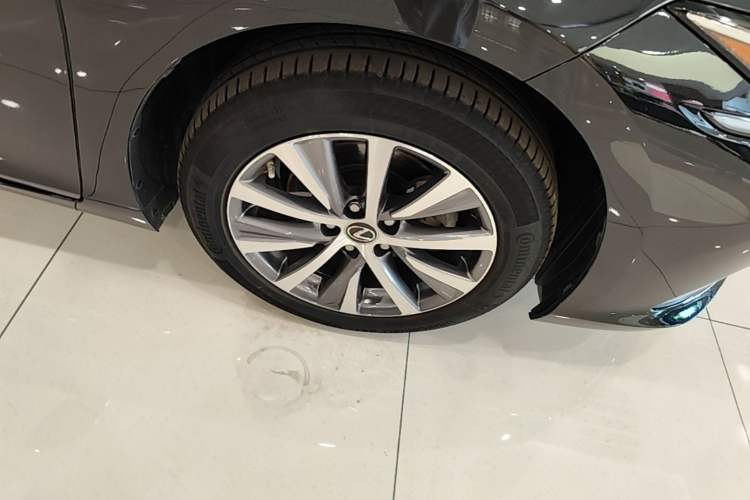 Used Lexus ES 2021 200 Excellence Edition Right Front Wheel Hub